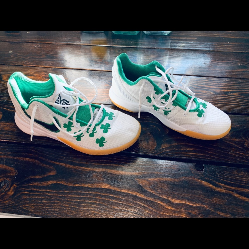 Nike Flytrap 2 Kyrie Clovers sz 9. Pd $150 new